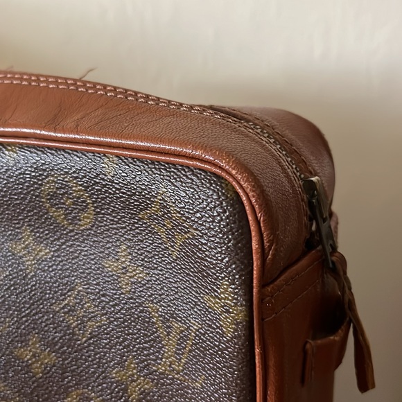 Vintage Louis Vuitton rectangular crossbody, strap missing, zipper separation - Picture 11 of 15